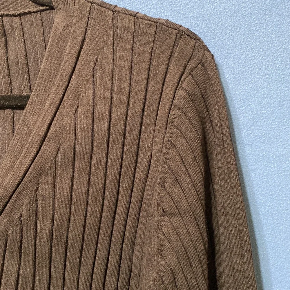 Used Van Heusen cardigan with V necklace and buttons in a front good condition